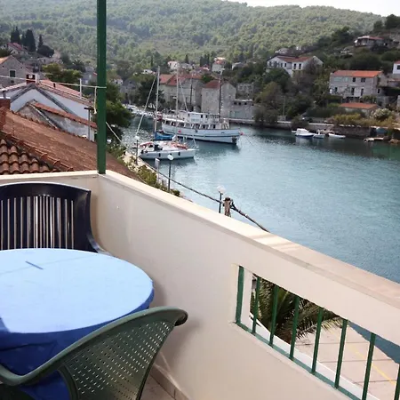 Apartment By The Sea Stomorska, Solta - 5239 *